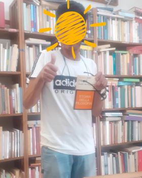 Libri sospesi alla libreria libri necessari
