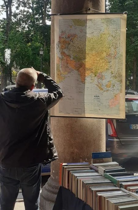 Viaggiatore e mappa Libri Necessari